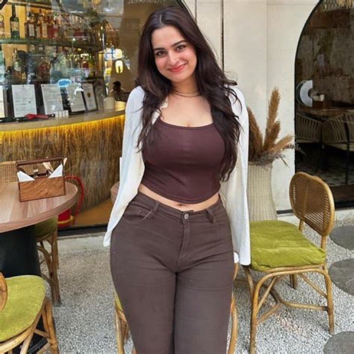 Understand Ayesha Khan's Height: A Comprehensive Guide